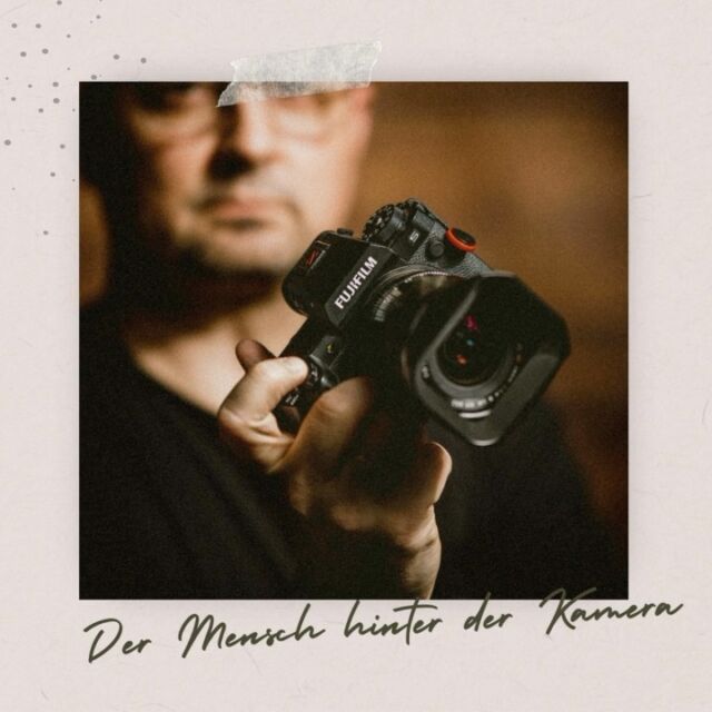 📷 FOTOGRAFEN SIND AUCH NUR MENSCHEN 😉
Ganz ehrlich?!? - 2023 läuft bisher eher suboptimal. Beruflich? Nein. Bzw. nicht nur. Hauptsächlich gesundheitlich macht es mir zu schaffen. Und das ist auch für‘s Gemüt nicht schön. Als ob es nicht reichen würd‘, dass dieses Jahr mein 50er ansteht … 🙄 naja. Aber - es geht weiter. Weil es muss. Ich habe eine Familie, die sich auf mich verlässt. 
Beruflich: Ich hab ja grundsätzlich meine Hausaufgaben gemacht - die Buchungslage für 2023 u. 2024 schaut schon echt verdammt gut aus - und doch ist es derzeit sehr herausfordernd! Kindergärten, Hochzeiten … alles Dinge, die gut gebucht sind - jedoch halt erst in frühestens zwei Monaten beginnen zu greifen. 
In Summe war ich also schon mal ein positiverer Mensch. Aber solche „Täler“ gehören wohl dazu um die Gipfelstürme auch wieder bewusst demütiger zu empfinden und genießen. Egal. Stimmungsbarometer wird mit den Temperaturen auch wieder steigen. Ganz bestimmt. 
Soweit mal „Insta-untypisch“ ein wenig real talk. 🧐
.
.
.
#memyselfandi #realtalk #myinnerfeelings #mylife #healthiswealth #hochzeitsfotograf #weddingphotographer #berufsfotografenoö #selfportrait #myfujiandme #fujixh2 #fujixseries #wasmichbewegt #sinndeslebens #zeitmeineslebens #whatsnext #selfcare #achtsamkeit #studioportrait #jinbei